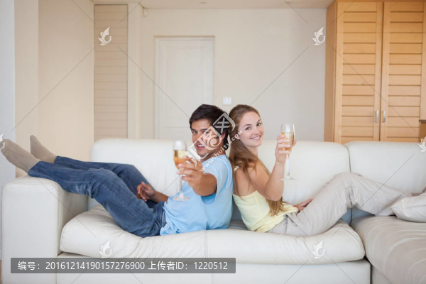 夫婦坐在后面用一杯汽酒
