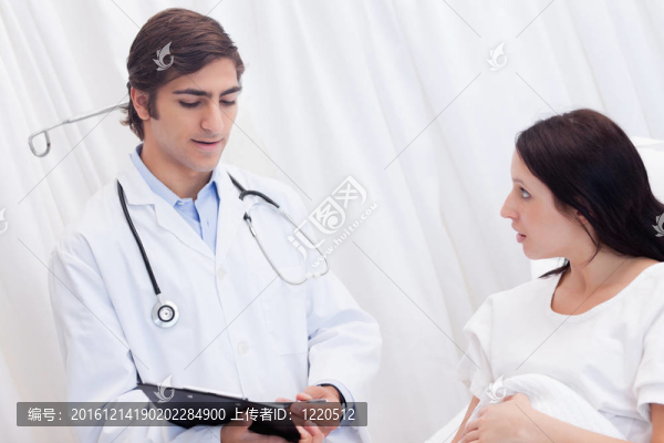 醫(yī)生和病人談?wù)摽荚嚱Y(jié)果