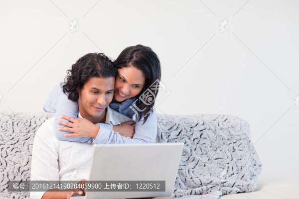 夫妻倆一起在客廳上網(wǎng)
