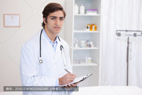 男醫(yī)生用剪貼板和筆