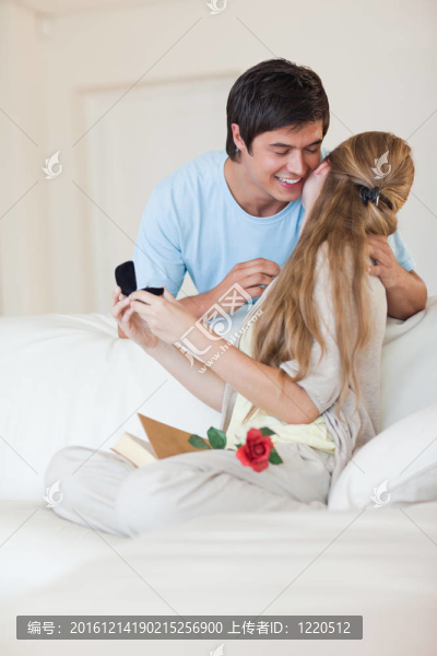 一個男人向他的女朋友提供珠寶的肖像