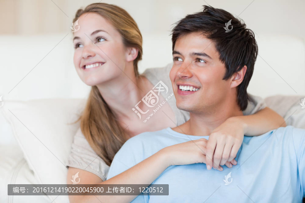 一對(duì)微笑的情侶擺姿勢(shì)