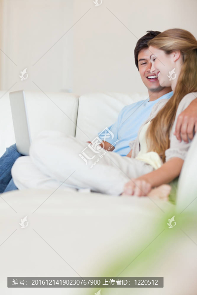 一對年輕夫婦使用筆記本電腦的肖像