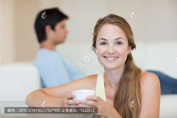 女人在未婚夫坐在沙發(fā)上喝茶