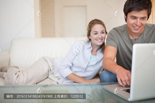 使用筆記本的輕松情侶