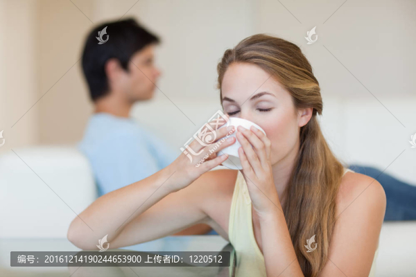 女人在未婚夫坐在沙發(fā)上喝茶