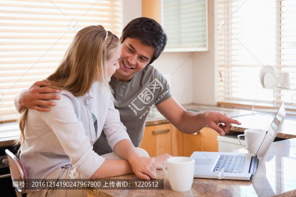 夫婦使用筆記本電腦喝茶