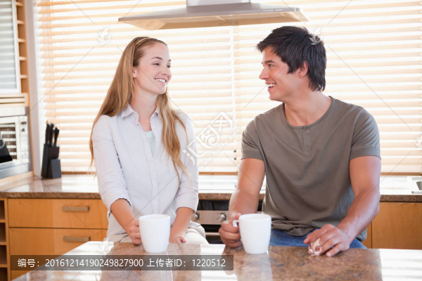 年輕夫婦喝一杯咖啡