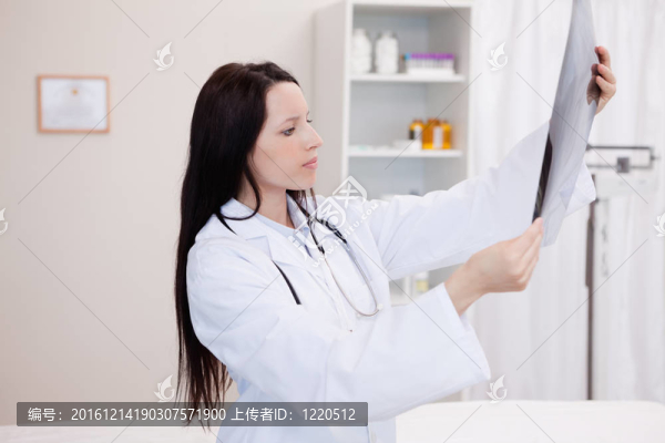 年輕醫(yī)生看一套X光片