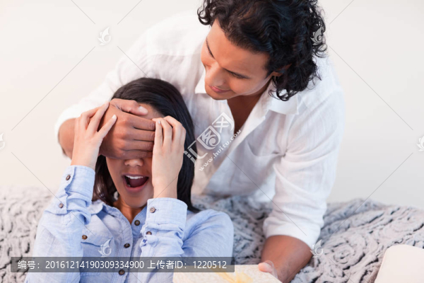 男人送給女友一件小禮物