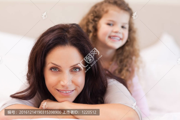 母女倆在床上放松