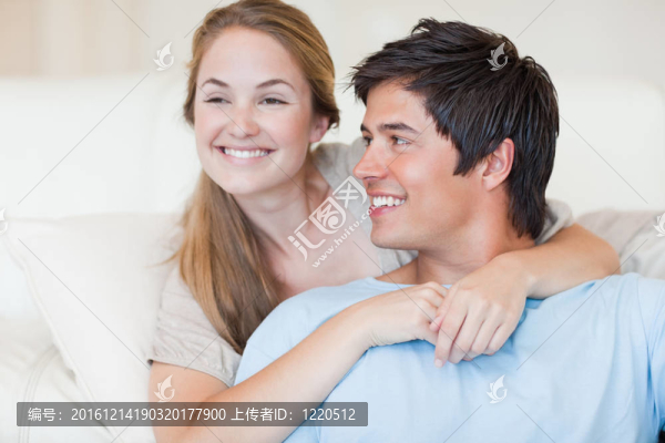 一對(duì)年輕夫婦的特寫鏡頭