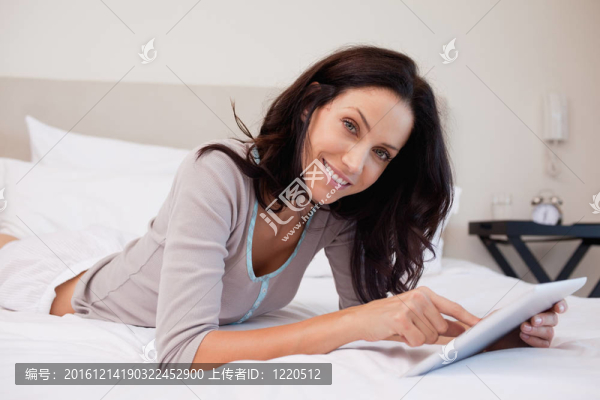 微笑的女人與藥片在床上
