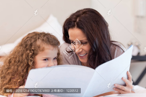 母女一起讀書