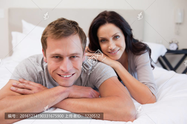 夫婦一起在床上放松