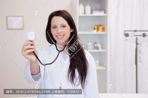 微笑的女醫(yī)生用聽診器