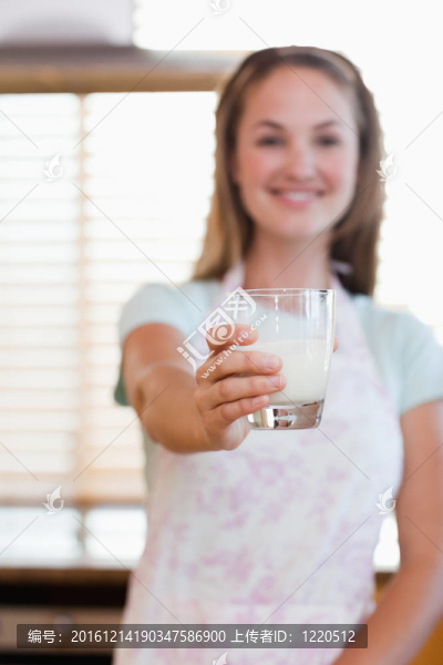 一杯牛奶的女人肖像