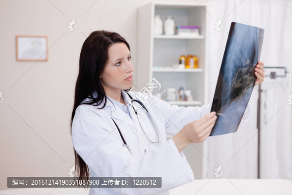 醫(yī)生看了一套X光