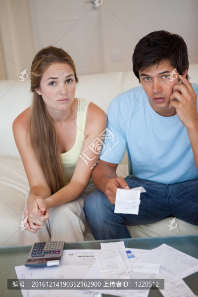 一對(duì)夫婦的畫像看著他們的收據(jù)