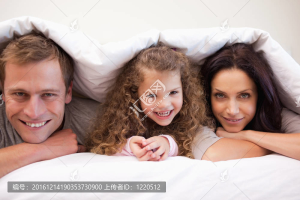 躲在毯子下的家庭
