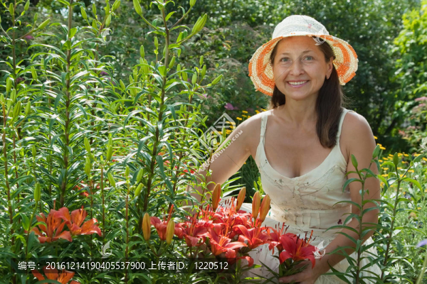 成熟女性的花卉在園林