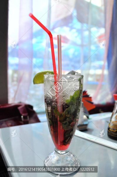 一杯草莓美酒