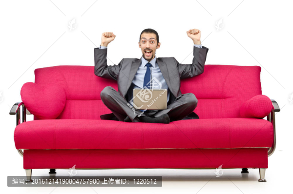 坐在沙發(fā)上的男人