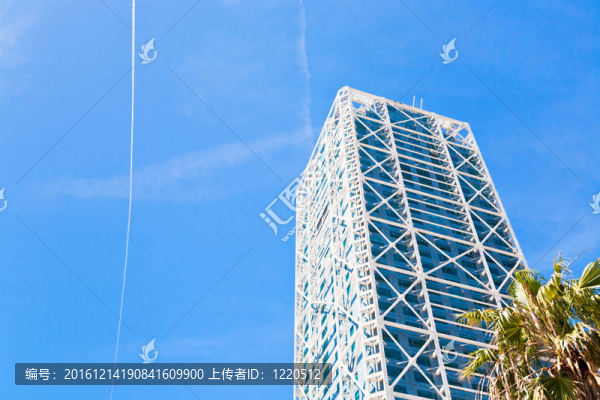 藍(lán)天下的現(xiàn)代塔樓
