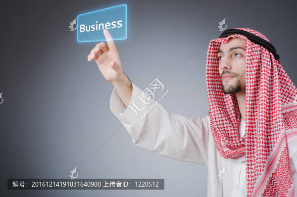年輕阿拉伯人按下虛擬按鈕