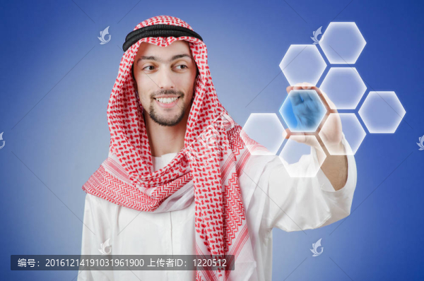 年輕阿拉伯人按下虛擬按鈕