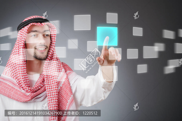 年輕阿拉伯人按下虛擬按鈕