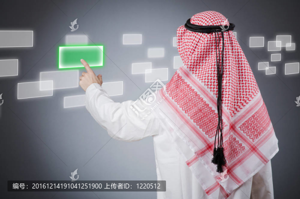 年輕阿拉伯人按下虛擬按鈕