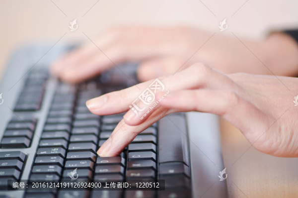 鍵盤上的手打字
