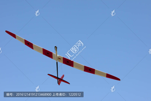 藍色天空中的鋼筋混凝土滑翔機