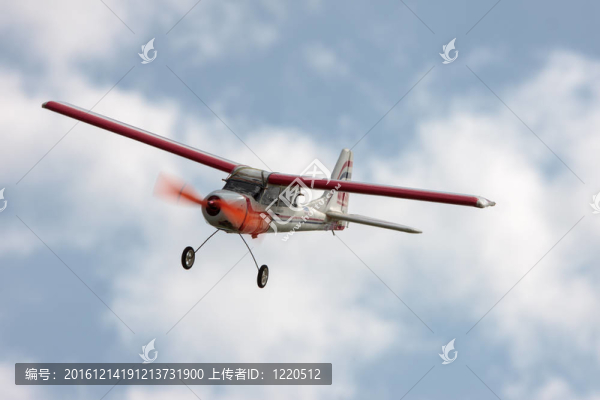 藍天飛行的鋼筋混凝土模型飛機