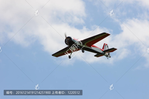 藍(lán)天飛行的鋼筋混凝土模型飛機(jī)