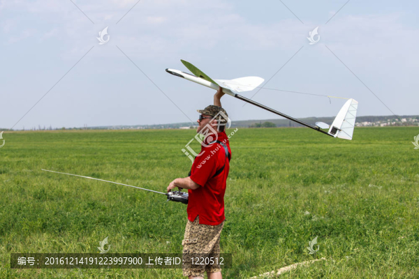 男子發(fā)射到天空鋼筋混凝土滑翔機(jī)