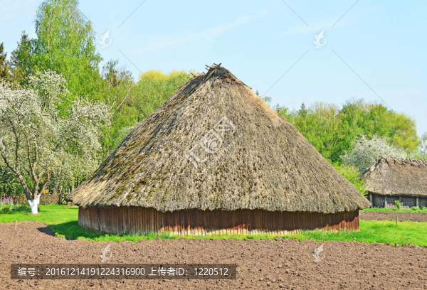 古代傳統(tǒng)烏克蘭農(nóng)村谷倉用稻草屋頂