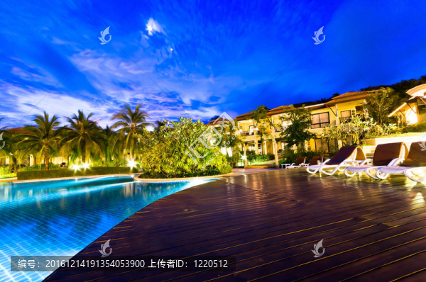 在黃昏時(shí)分的日光浴泳池露臺(tái)