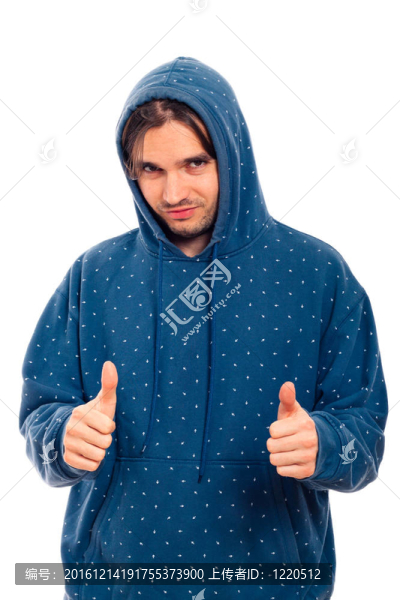 幸福的人在連帽衫豎起大拇指