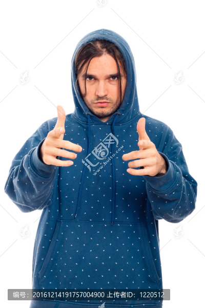 自信的人在連帽衫的指向