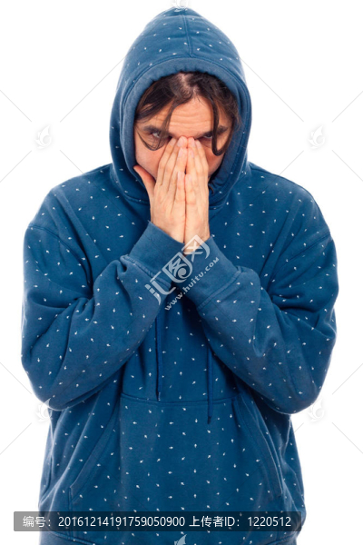 在連帽衫的嚴重擔憂的人