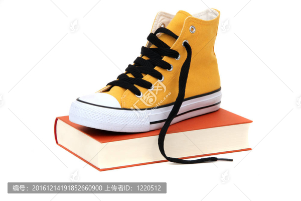 黃色的運動鞋上的書