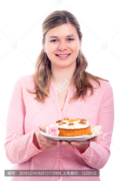 幸福的女人在粉紅色與carrot,cake