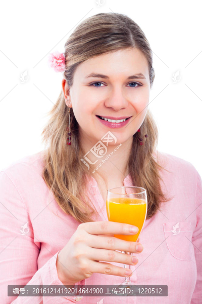 一杯橙汁的快樂女人