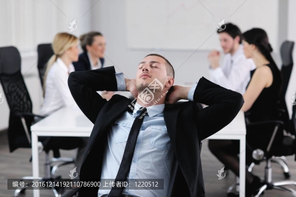 一個(gè)英俊的年輕商人與同事背景的肖像