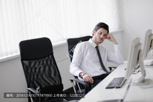 在辦公室累，降低年輕人