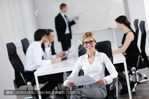 業(yè)務(wù)人員與她的工作人員在后臺(tái)