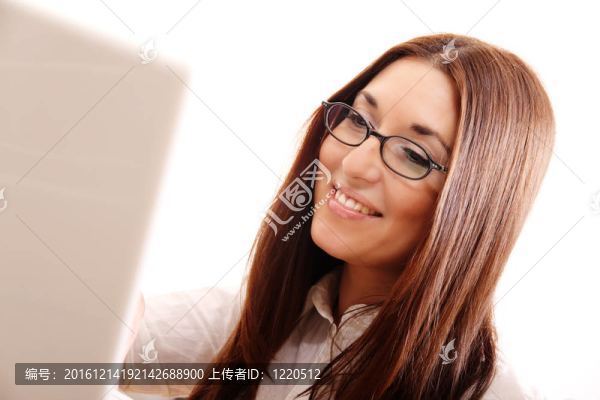 快樂的女人與筆記本電腦