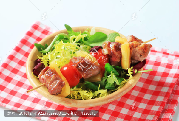 豬肉串和彈簧混合沙拉